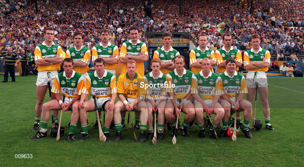 29 August 1998; The Offaly team, back row; from left, Kevin Martin, Johnny Pilkington, Michael Duignan, Kevin Kinahan, Hubert Rigney, Joe Errity, Johnny Dooley, and Brian Whelahan. Front row; from left, Billy Dooley, Paudie Mulhare, Stephen Byrne, Simon Whelahan, Joe Dooley, John Troy, and Martin Hanamy before the Guinness All-Ireland Senior Hurling Championship Semi-Final Refixture match between Clare and Offaly at Semple Stadium in Thurles, Tipperary. Photo by Ray McManus/Sportsfile