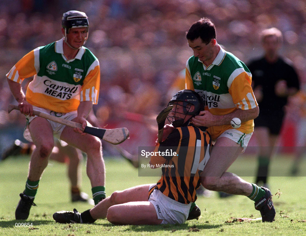 13 September 1998; PJ Delaney of Kilkenny in action against Kevin Kinahan, right, and Hubert Rigney of Offaly during the Guinness All-Ireland Senior Hurling Championship Final match between Kilkenny and Offaly at Croke Park in Dublin. Photo by Ray McManus/Sportsfile