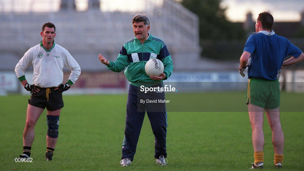 15 September 1998; Kildare manager Mick O'Dwyer issues instructions to his players during a Kildare senior football squad training session at St Conleth's Park in Newbridge, Kildare. Photo by David Maher/Sportsfile