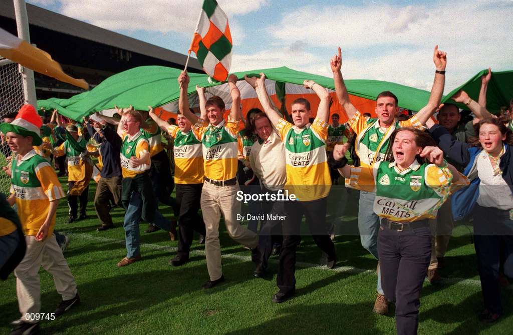 22 August 1998; Offaly supporters protest on the pitch after the full-time whistle was blown early referee Jimmy Cooney at Guinness All-Ireland Hurling All-Ireland Senior Championship Semi-Final Replay match between Clare and Offaly at Croke Park in Dublin. Photo by David Maher/Sportsfile