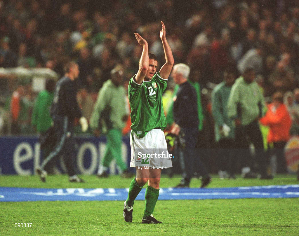 16 May 2002; Republic of Ireland's Mark Kinsella acknowledges the crowd following the International Friendly match between Republic of Ireland and Nigeria at Lansdowne Road in Dublin. Photo by Matt Browne/Sportsfile