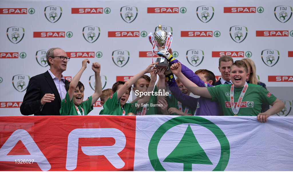 31 May 2017; Scoil Mhuire gan Smál, Co Sligo, celebrate with the cup during the SPAR FAI Primary School 5s National Finals at Aviva Stadium, in Lansdowne Rd, Dublin 4. Photo by Sam Barnes/Sportsfile