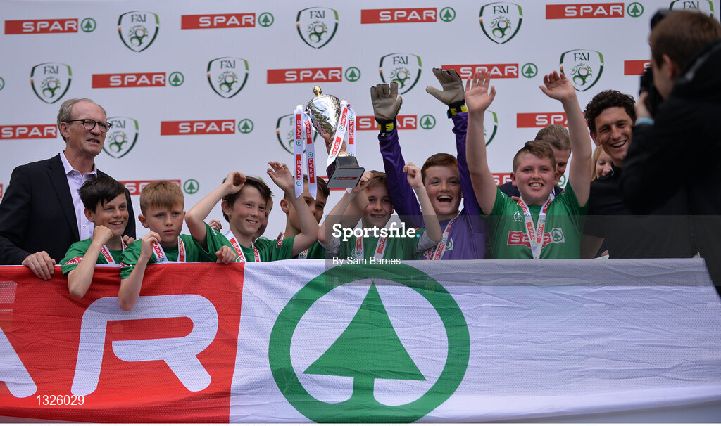 31 May 2017; Scoil Mhuire gan Smál, Co Sligo, celebrate with the cup during the SPAR FAI Primary School 5s National Finals at Aviva Stadium, in Lansdowne Rd, Dublin 4. Photo by Sam Barnes/Sportsfile