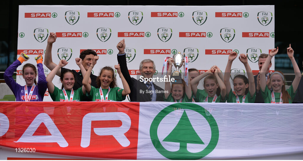 31 May 2017; Carnmore NS, Co Galway, celebrate with the cup during the SPAR FAI Primary School 5s National Finals at Aviva Stadium, in Lansdowne Rd, Dublin 4. Photo by Sam Barnes/Sportsfile