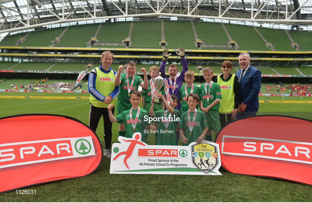 31 May 2017; Scoil Mhuire gan Smál, Co Sligo, celebrate with the cup during the SPAR FAI Primary School 5s National Finals at Aviva Stadium, in Lansdowne Rd, Dublin 4. Photo by Sam Barnes/Sportsfile