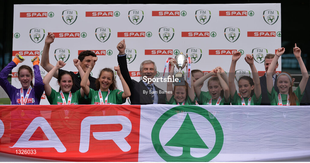 31 May 2017; Carnmore NS, Co Galway, celebrate with the cup during the SPAR FAI Primary School 5s National Finals at Aviva Stadium, in Lansdowne Rd, Dublin 4. Photo by Sam Barnes/Sportsfile