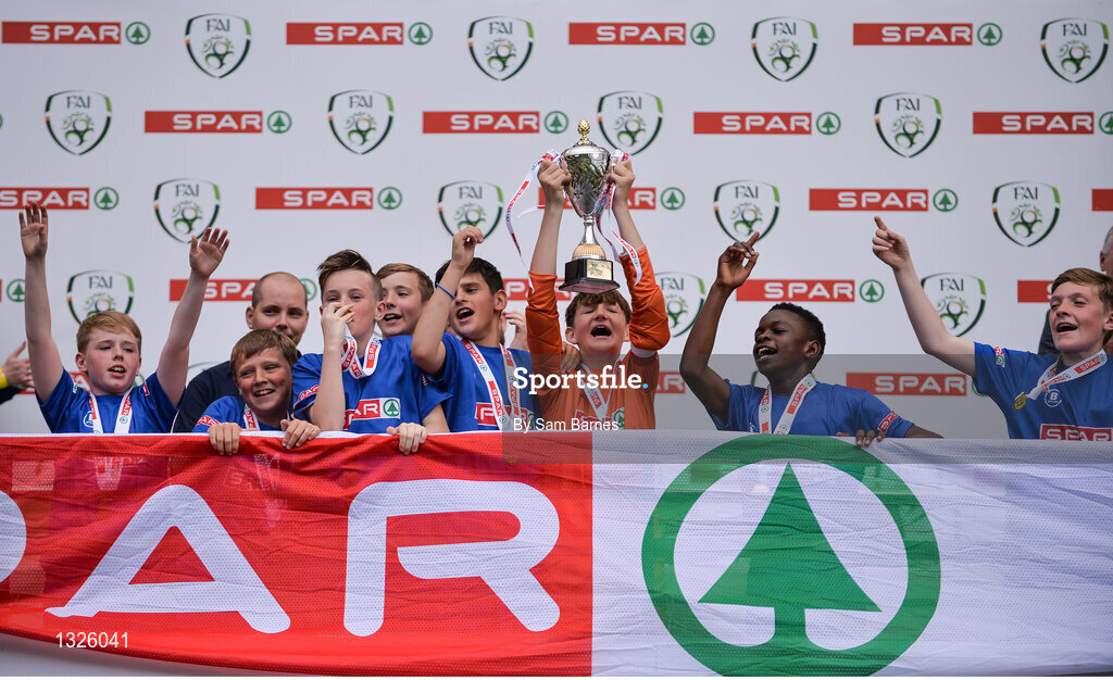 31 May 2017; St Ciaran's NS, Co Dublin, celebrate with the cup during the SPAR FAI Primary School 5s National Finals at Aviva Stadium, in Lansdowne Rd, Dublin 4. Photo by Sam Barnes/Sportsfile