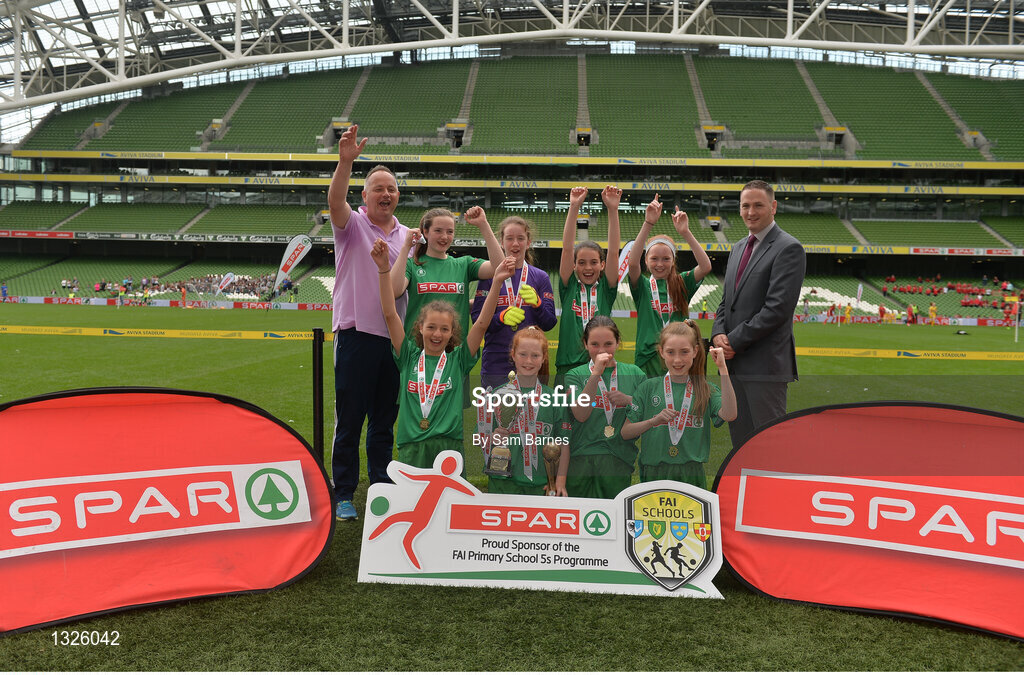 31 May 2017; Carnmore NS, Co Galway, celebrate with the cup during the SPAR FAI Primary School 5s National Finals at Aviva Stadium, in Lansdowne Rd, Dublin 4. Photo by Sam Barnes/Sportsfile