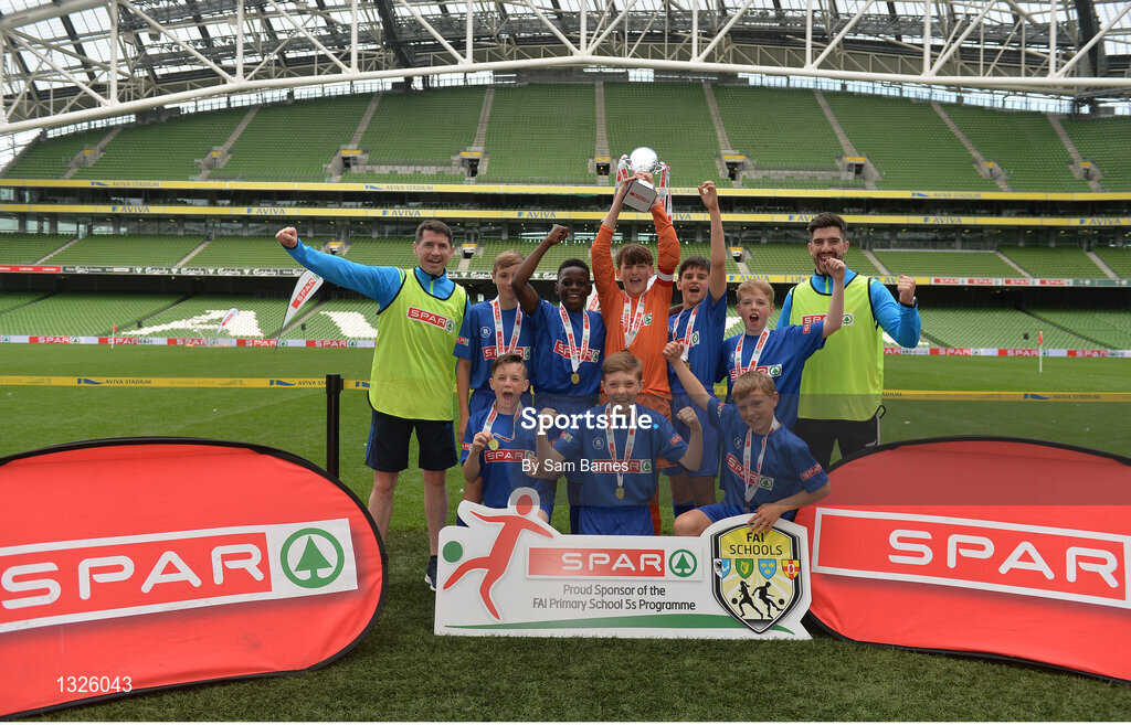 31 May 2017; St Ciaran's NS, Co Dublin, celebrate with the cup during the SPAR FAI Primary School 5s National Finals at Aviva Stadium, in Lansdowne Rd, Dublin 4. Photo by Sam Barnes/Sportsfile