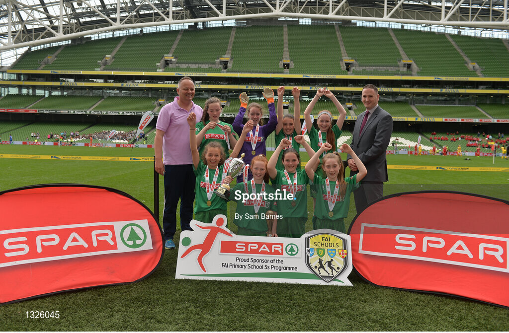 31 May 2017; Carnmore NS, Co Galway, celebrate with the cup during the SPAR FAI Primary School 5s National Finals at Aviva Stadium, in Lansdowne Rd, Dublin 4. Photo by Sam Barnes/Sportsfile