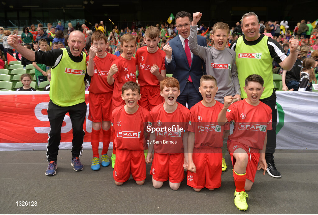 31 May 2017; Minister Patrick O’Donovan TD, Minister of State for Tourism and Sport, with players from Granagh NS, Co Limerick, during the SPAR FAI Primary School 5s National Finals at the Aviva Stadium in Lansdowne Rd, Dublin. Photo by Sam Barnes/Sportsfile
