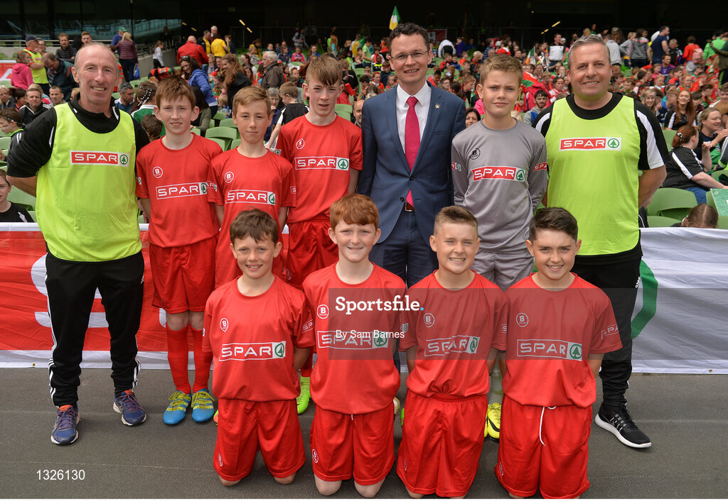 31 May 2017; Minister Patrick O’Donovan TD, Minister of State for Tourism and Sport, with players from Granagh NS, Co Limerick, during the SPAR FAI Primary School 5s National Finals at the Aviva Stadium in Lansdowne Rd, Dublin. Photo by Sam Barnes/Sportsfile