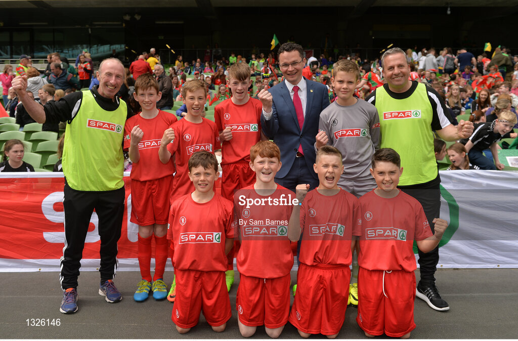 31 May 2017; Minister Patrick O’Donovan TD, Minister of State for Tourism and Sport, with players from Granagh NS, Co Limerick, during the SPAR FAI Primary School 5s National Finals at the Aviva Stadium in Lansdowne Rd, Dublin. Photo by Sam Barnes/Sportsfile