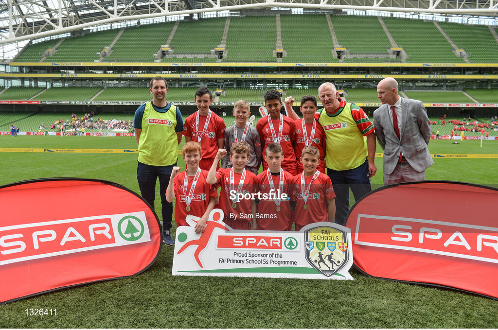 31 May 2017; The Scoil an Athar Tadhg team, Co Cork, with their medals following the SPAR FAI Primary School 5s National Finals at Aviva Stadium, in Lansdowne Rd, Dublin 4. Photo by Sam Barnes/Sportsfile