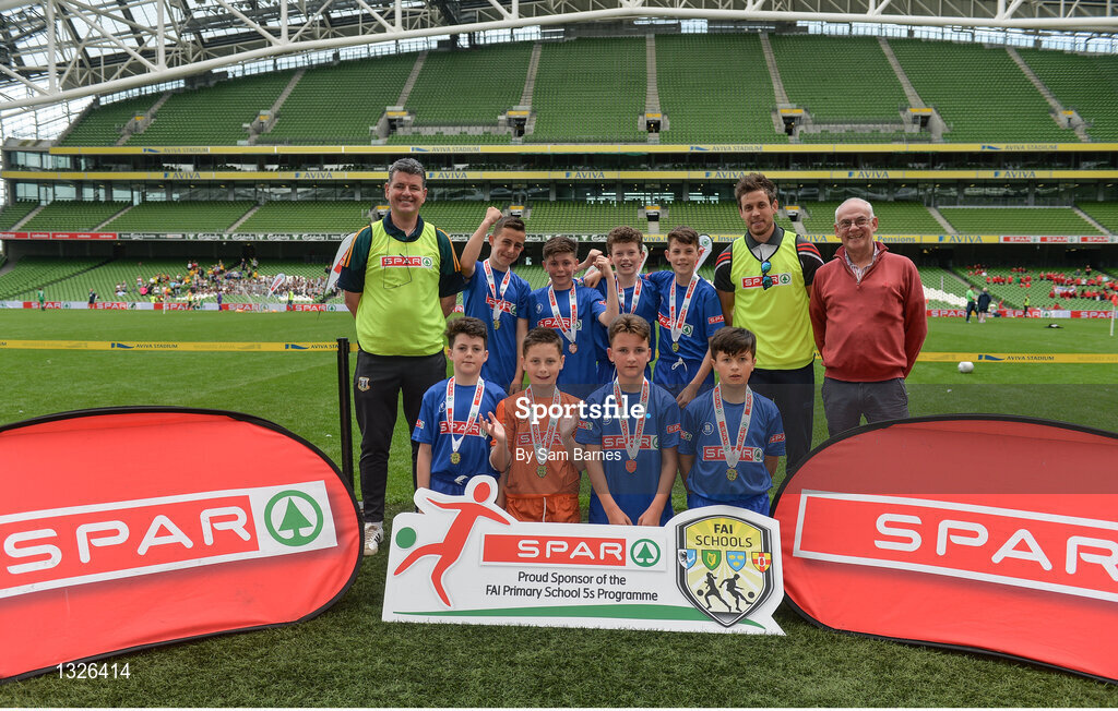 31 May 2017; The St Peter's NS team, Co Louth, with their medals following the SPAR FAI Primary School 5s National Finals at Aviva Stadium, in Lansdowne Rd, Dublin 4. Photo by Sam Barnes/Sportsfile
