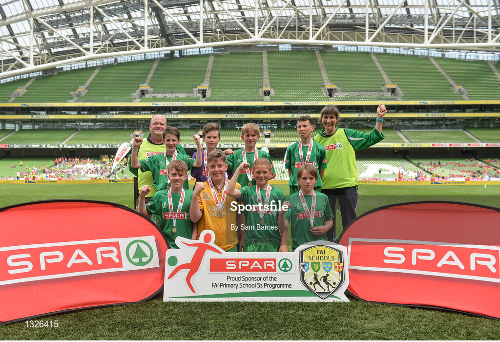 31 May 2017; The Scoil Chiaráin Naofa team, Co Galway, with their medals following the SPAR FAI Primary School 5s National Finals at Aviva Stadium, in Lansdowne Rd, Dublin 4. Photo by Sam Barnes/Sportsfile