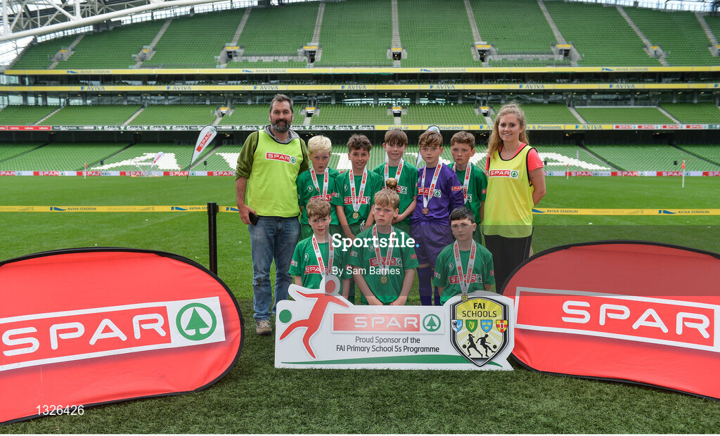31 May 2017; The Scoil Lognáid team, Co Galway, with their medals following the SPAR FAI Primary School 5s National Finals at Aviva Stadium, in Lansdowne Rd, Dublin 4. Photo by Sam Barnes/Sportsfile