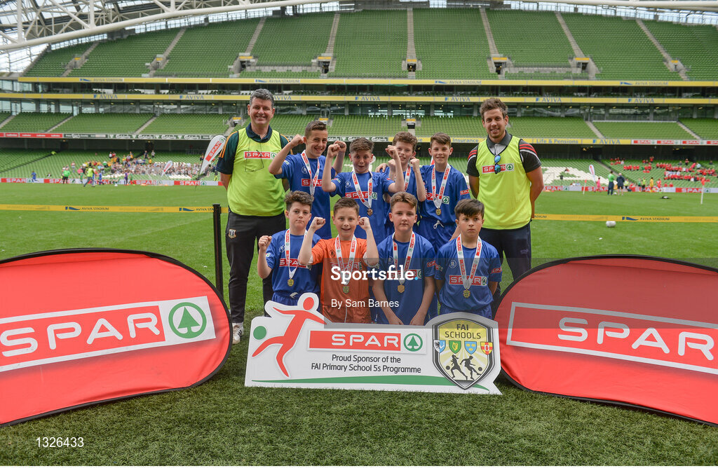 31 May 2017; The St Peter's NS team, Co Louth, with their medals following the SPAR FAI Primary School 5s National Finals at Aviva Stadium, in Lansdowne Rd, Dublin 4. Photo by Sam Barnes/Sportsfile