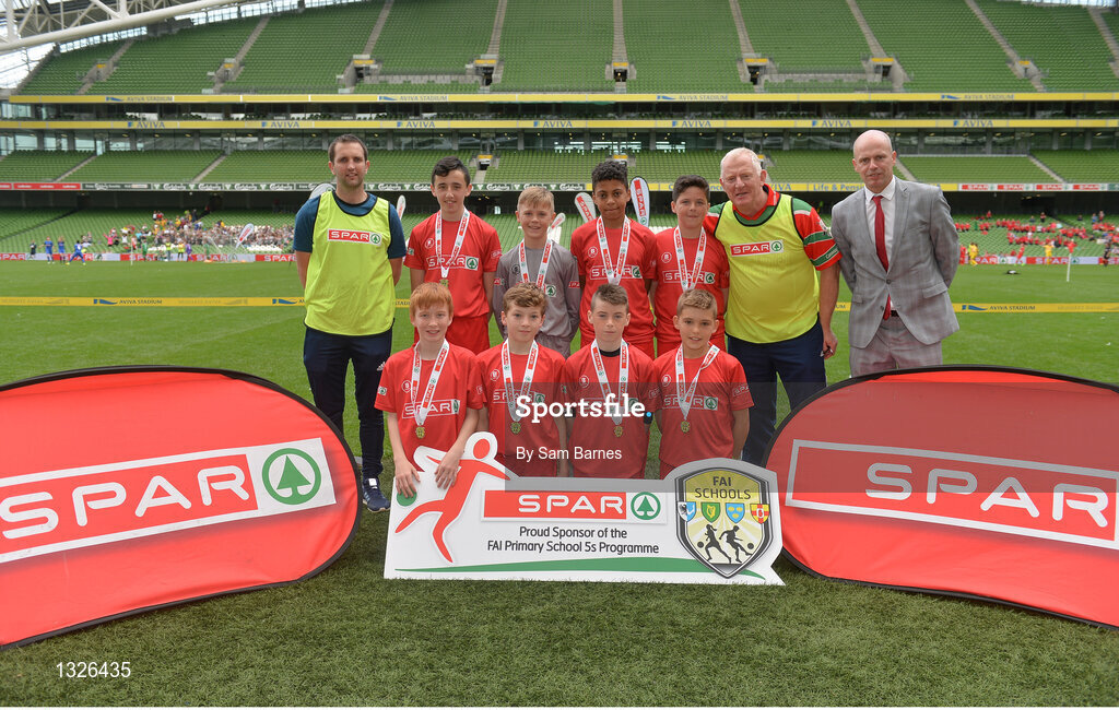 31 May 2017; The Scoil an Athar Tadhg team, Co Cork, with their medals following the SPAR FAI Primary School 5s National Finals at Aviva Stadium, in Lansdowne Rd, Dublin 4. Photo by Sam Barnes/Sportsfile