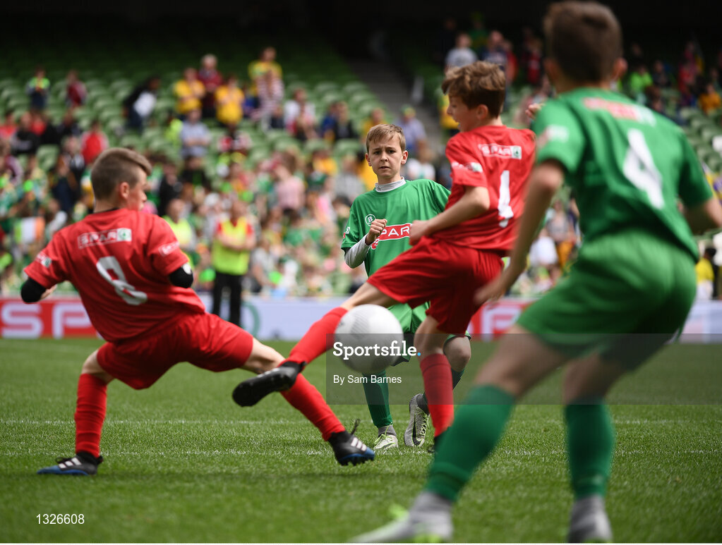 31 May 2017; Thomas Sweeney of Scoil Mhuire gan Smál, Co Sligo, passes to Michael Lavin, despite the efforts of Ryan Bradburn, left, and Kevin Fitzpatrick of Scoil an Athar Tadhg, Co Cork,  during the SPAR FAI Primary School 5s National Finals at Aviva Stadium, in Lansdowne Rd, Dublin 4. Photo by Sam Barnes/Sportsfile