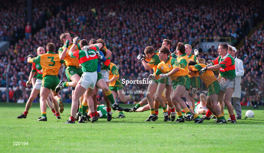 29 September 1996. Altercation between Meath and Mayo footballers. Meath v Mayo, All-Ireland Football Final Replay, Croke Park. Dublin. Picture Credit: Ray McManus/SPORTSFILE.