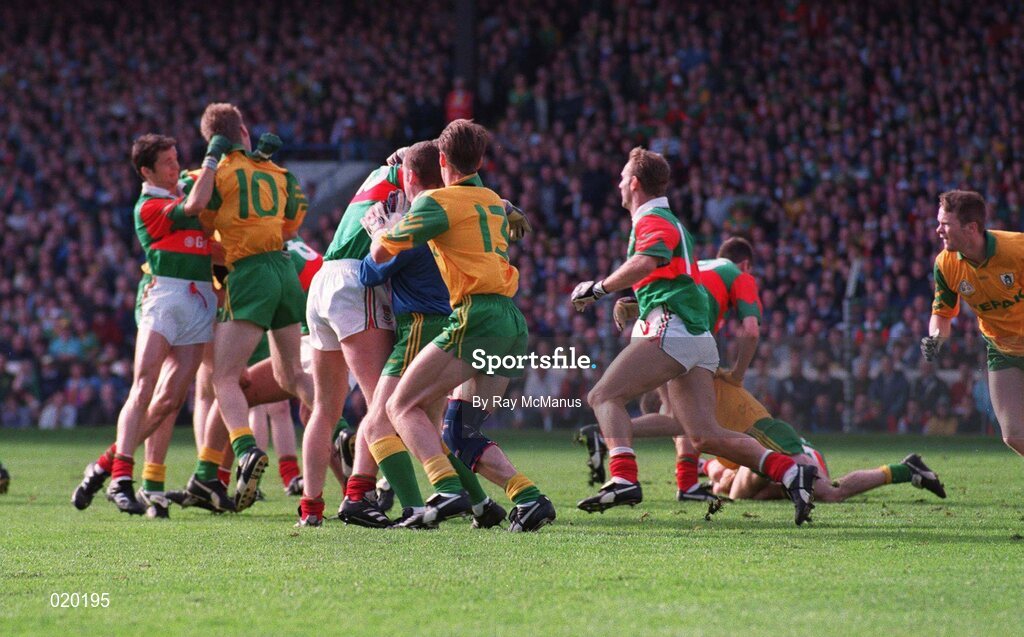 29 September 1996. Altercation between Meath and Mayo footballers. Meath v Mayo, All-Ireland Football Final Replay, Croke Park. Dublin. Picture Credit: Ray McManus/SPORTSFILE.