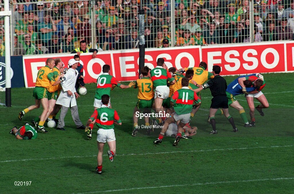 29 September 1996. Altercation between Meath and Mayo footballers. Meath v Mayo, All-Ireland Football Final Replay, Croke Park. Dublin. Picture Credit: David Maher/SPORTSFILE.