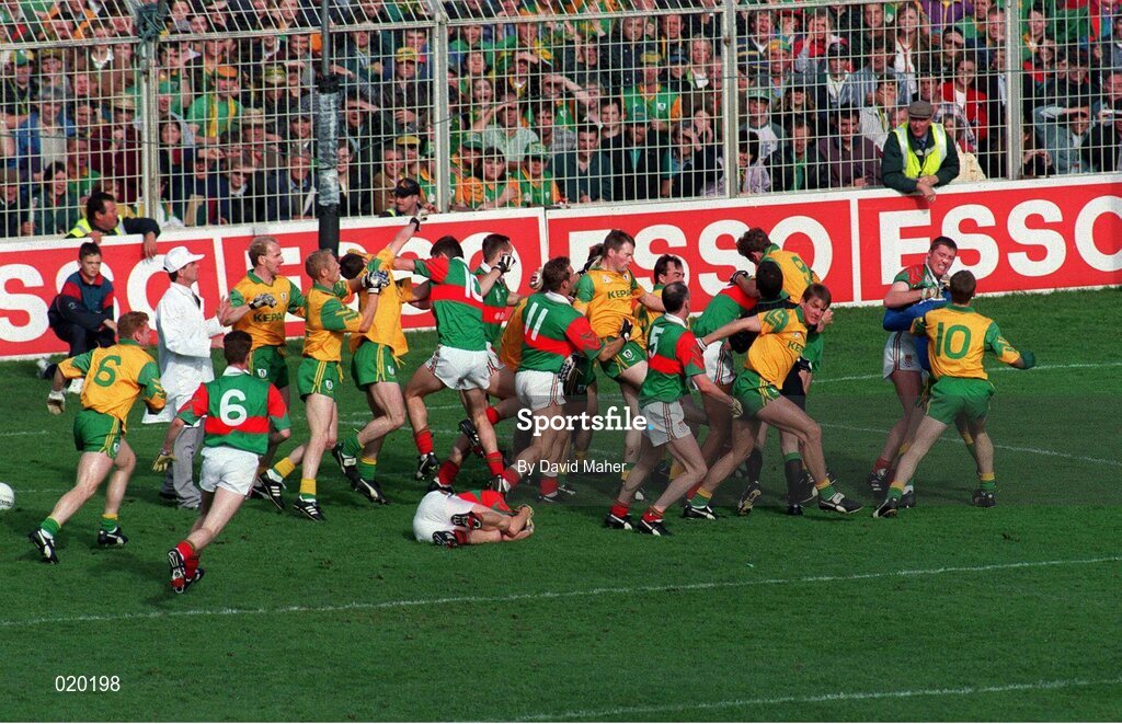 29 September 1996. Altercation between Meath and Mayo footballers. Meath v Mayo, All-Ireland Football Final Replay, Croke Park. Dublin. Picture Credit: David Maher/SPORTSFILE.