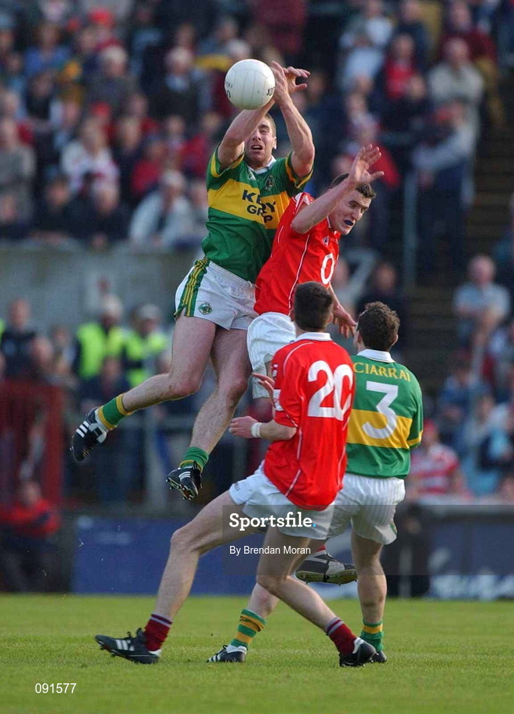 23 June 2002; Darragh î SŽ of Kerry in action against Cork's Graham Canty during the Bank of Ireland Munster Senior Football Championship Semi-Final Replay match between Cork and Kerry at Páirc U’ Chaoimh in Cork. Photo by Brendan Moran/Sportsfile