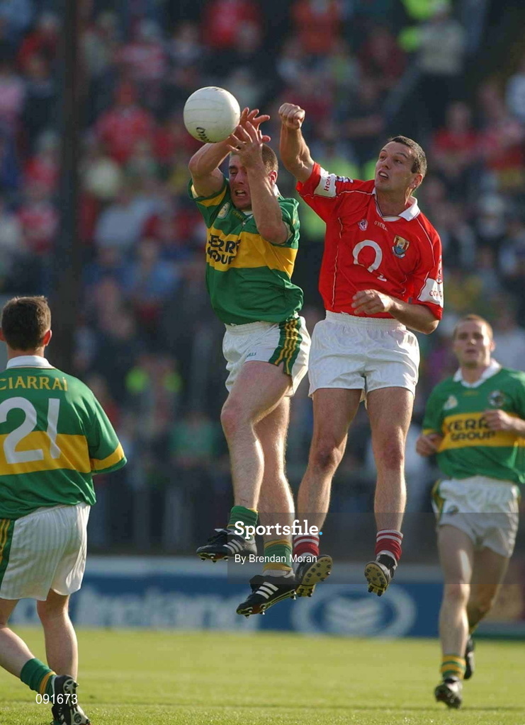 23 June 2002; Darragh î SŽ of Kerry in action against Michael O'Sullivan of Cork during the Bank of Ireland Munster Senior Football Championship Semi-Final Replay match between Cork and Kerry at Páirc U’ Chaoimh in Cork. Photo by Brendan Moran/Sportsfile