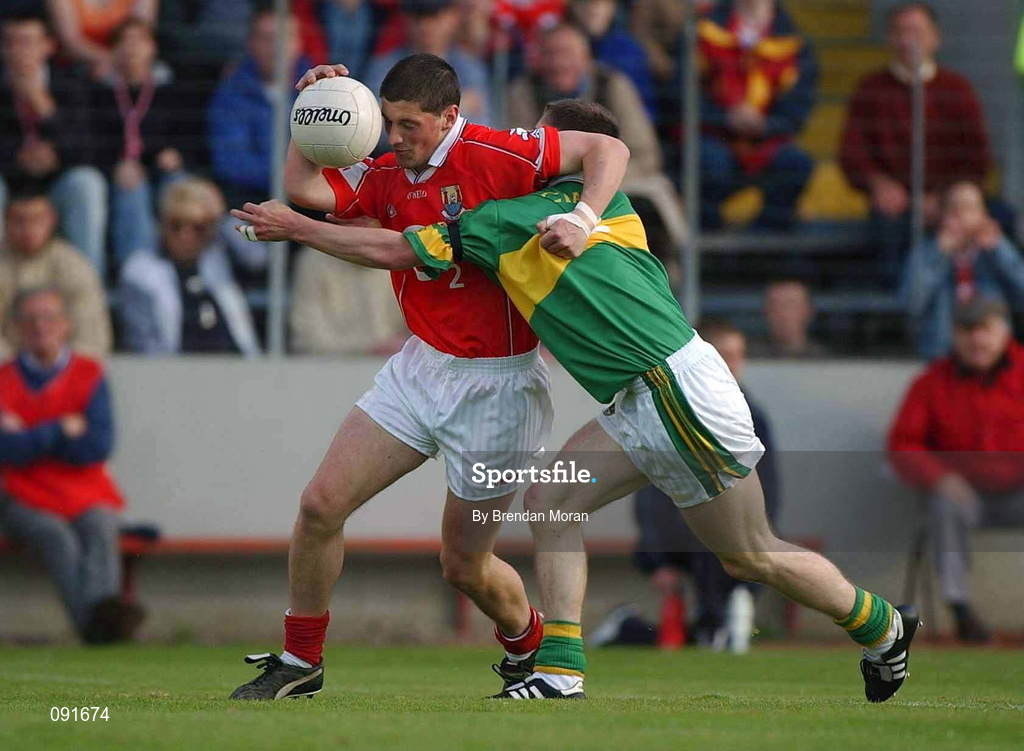 23 June 2002; Fionan Murray of Cork in action against Marc î SŽ of Kerry during the Bank of Ireland Munster Senior Football Championship Semi-Final Replay match between Cork and Kerry at Páirc U’ Chaoimh in Cork. Photo by Brendan Moran/Sportsfile