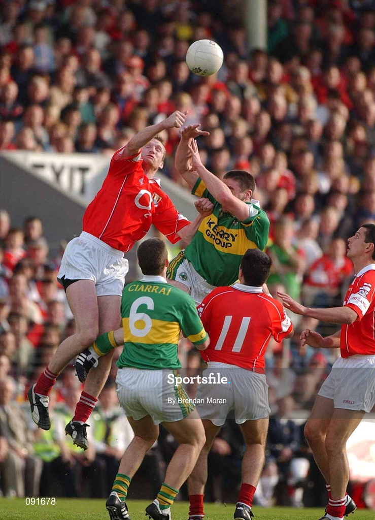 23 June 2002; Nicholas Murphy of Cork in action against Darragh î SŽ of Kerry during the Bank of Ireland Munster Senior Football Championship Semi-Final Replay match between Cork and Kerry at Páirc U’ Chaoimh in Cork. Photo by Brendan Moran/Sportsfile
