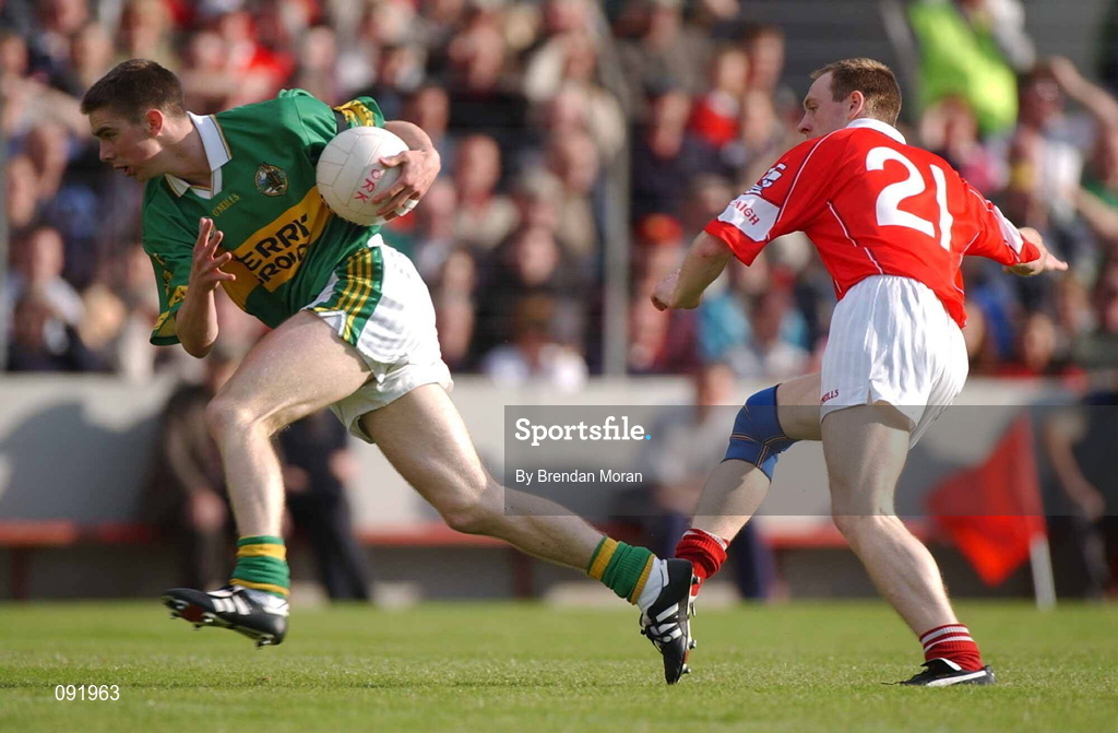 23 June 2002; Marc î SŽ of Kerry in action against Philip Clifford of Cork during the Bank of Ireland Munster Senior Football Championship Semi-Final Replay match between Cork and Kerry at Páirc U’ Chaoimh in Cork. Photo by Brendan Moran/Sportsfile