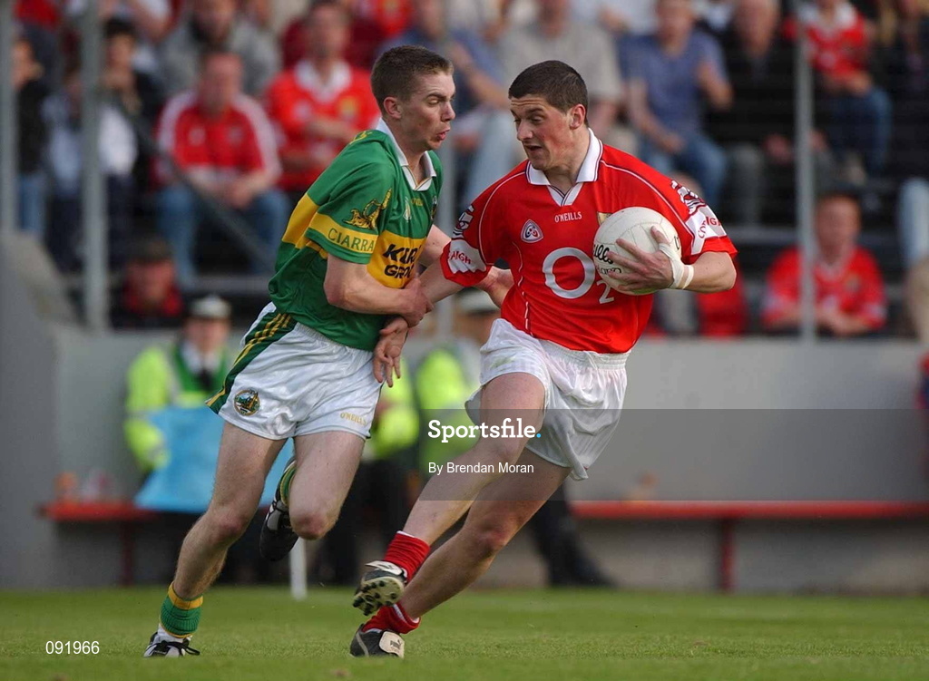 23 June 2002; Fionan Murray of Cork in action against Marc î SŽ of Kerry during the Bank of Ireland Munster Senior Football Championship Semi-Final Replay match between Cork and Kerry at Páirc U’ Chaoimh in Cork. Photo by Brendan Moran/Sportsfile