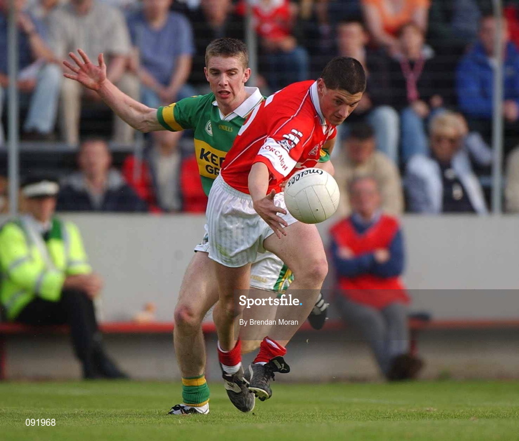 23 June 2002; Fionan Murray of Cork in action against Marc î SŽ of Kerry during the Bank of Ireland Munster Senior Football Championship Semi-Final Replay match between Cork and Kerry at Páirc U’ Chaoimh in Cork. Photo by Brendan Moran/Sportsfile