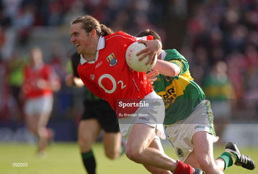 23 June 2002; Alan Cronin of Cork gets away from Enda Galvin of Kerry during the Bank of Ireland Munster Senior Football Championship Semi-Final Replay match between Cork and Kerry at Páirc U’ Chaoimh in Cork. Photo by Brendan Moran/Sportsfile