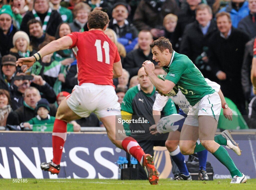 5 February 2012; Tommy Bowe, Ireland, on his way to scoring his side's second try. RBS Six Nations Rugby Championship, Ireland v Wales, Aviva Stadium, Lansdowne Road, Dublin. Picture credit: Brian Lawless / SPORTSFILE