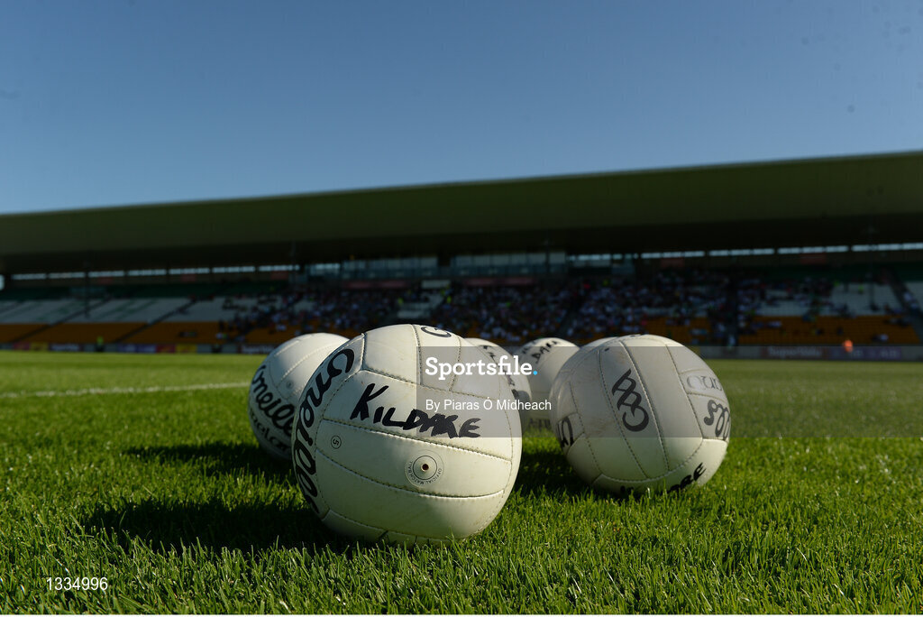 17 June 2017; Kildare footballs on the pitch before the Leinster GAA Football Senior Championship Semi-Final match between Meath and Kildare at Bord na Móna O'Connor Park in Tullamore, Co Offaly. Photo by Piaras Ó Mídheach/Sportsfile
