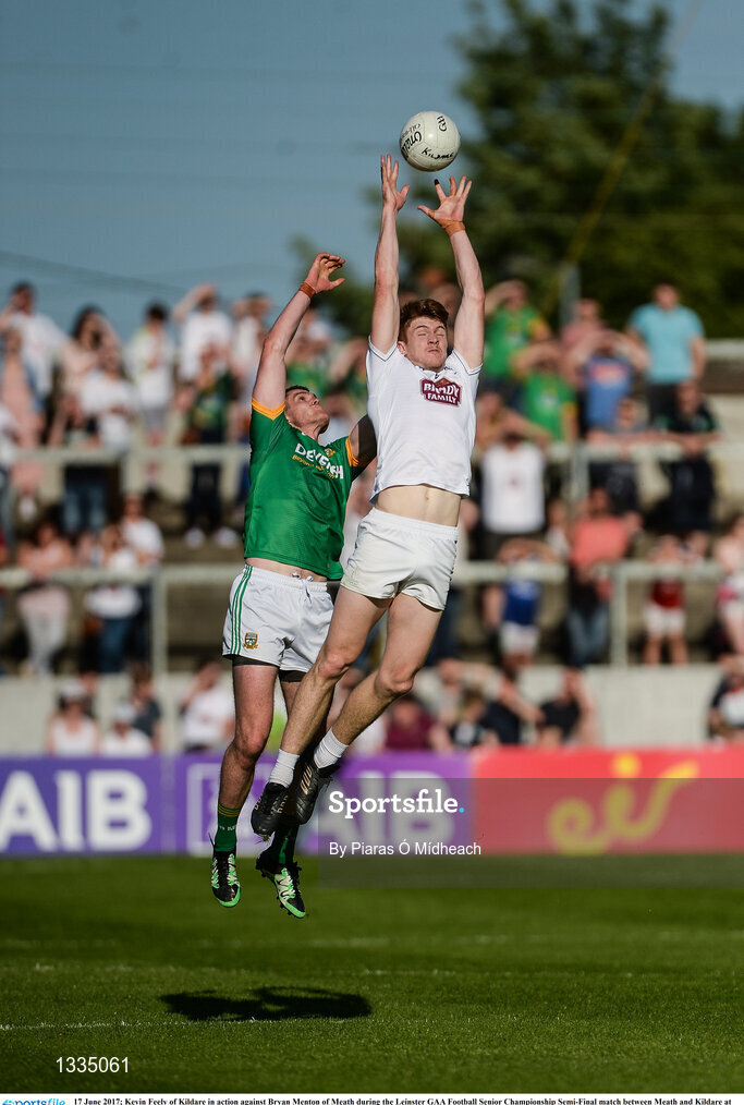 17 June 2017; Kevin Feely of Kildare in action against Bryan Menton of Meath during the Leinster GAA Football Senior Championship Semi-Final match between Meath and Kildare at Bord na Móna O'Connor Park in Tullamore, Co Offaly. Photo by Piaras Ó Mídheach/Sportsfile