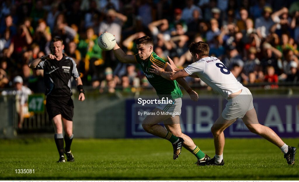 17 June 2017; Donal Lenihan of Meath in action against Kevin Feely of Kildare during the Leinster GAA Football Senior Championship Semi-Final match between Meath and Kildare at Bord na Móna O'Connor Park in Tullamore, Co Offaly. Photo by Piaras Ó Mídheach/Sportsfile