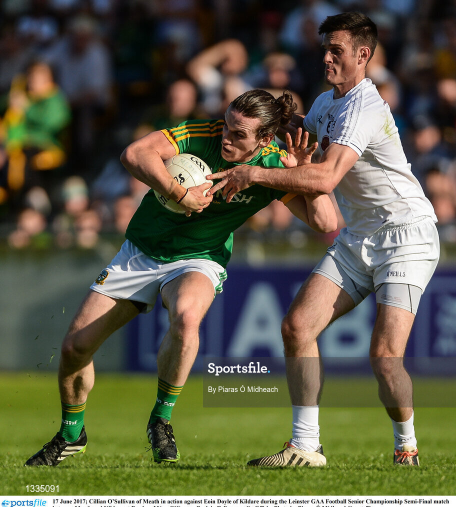 17 June 2017; Cillian O’Sullivan of Meath in action against Eoin Doyle of Kildare during the Leinster GAA Football Senior Championship Semi-Final match between Meath and Kildare at Bord na Móna O'Connor Park in Tullamore, Co Offaly. Photo by Piaras Ó Mídheach/Sportsfile