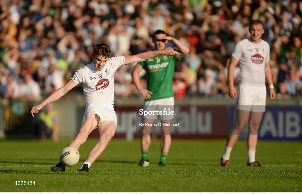 17 June 2017; Kevin Feely of Kildare takes a free that went wide during the Leinster GAA Football Senior Championship Semi-Final match between Meath and Kildare at Bord na Móna O'Connor Park in Tullamore, Co Offaly. Photo by Piaras Ó Mídheach/Sportsfile