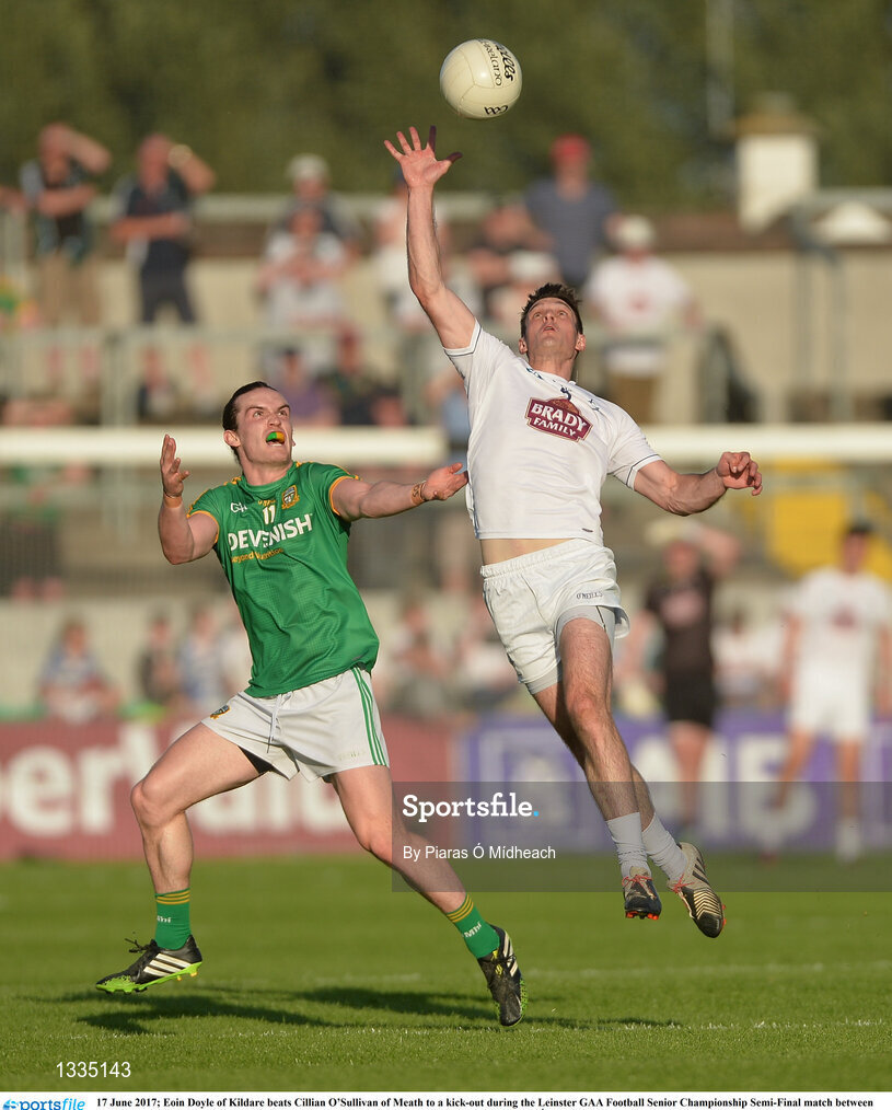 17 June 2017; Eoin Doyle of Kildare beats Cillian O’Sullivan of Meath to a kick-out during the Leinster GAA Football Senior Championship Semi-Final match between Meath and Kildare at Bord na Móna O'Connor Park in Tullamore, Co Offaly. Photo by Piaras Ó Mídheach/Sportsfile