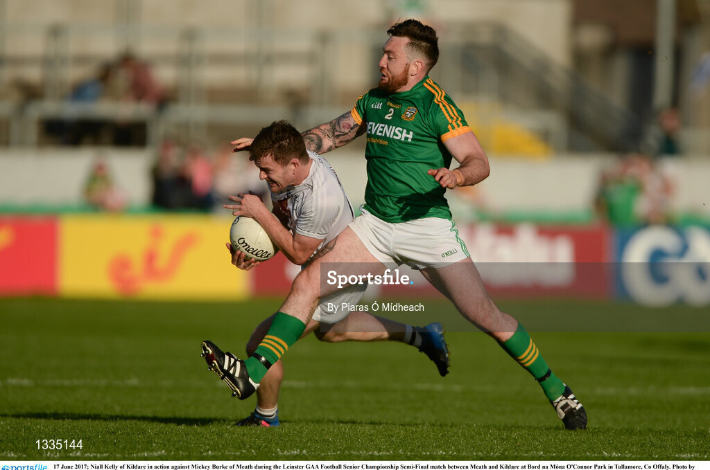 17 June 2017; Niall Kelly of Kildare in action against Mickey Burke of Meath during the Leinster GAA Football Senior Championship Semi-Final match between Meath and Kildare at Bord na Móna O'Connor Park in Tullamore, Co Offaly. Photo by Piaras Ó Mídheach/Sportsfile