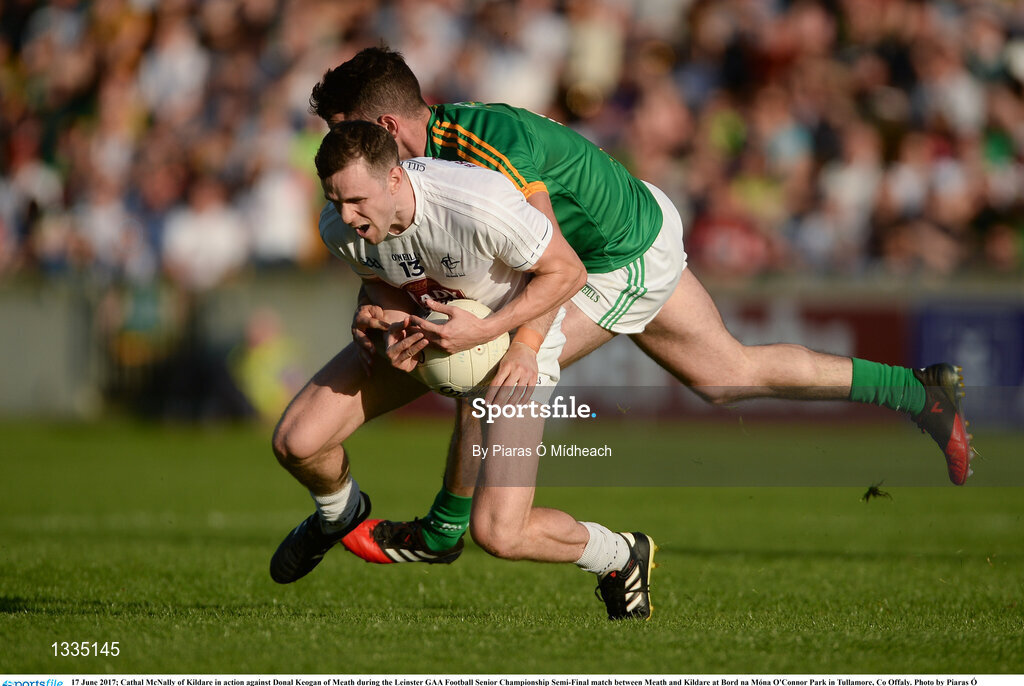 17 June 2017; Cathal McNally of Kildare in action against Donal Keogan of Meath during the Leinster GAA Football Senior Championship Semi-Final match between Meath and Kildare at Bord na Móna O'Connor Park in Tullamore, Co Offaly. Photo by Piaras Ó Mídheach/Sportsfile