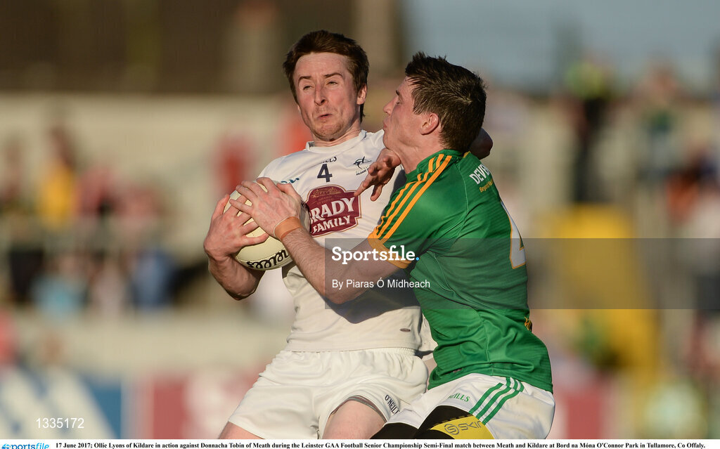 17 June 2017; Ollie Lyons of Kildare in action against Donnacha Tobin of Meath during the Leinster GAA Football Senior Championship Semi-Final match between Meath and Kildare at Bord na Móna O'Connor Park in Tullamore, Co Offaly. Photo by Piaras Ó Mídheach/Sportsfile