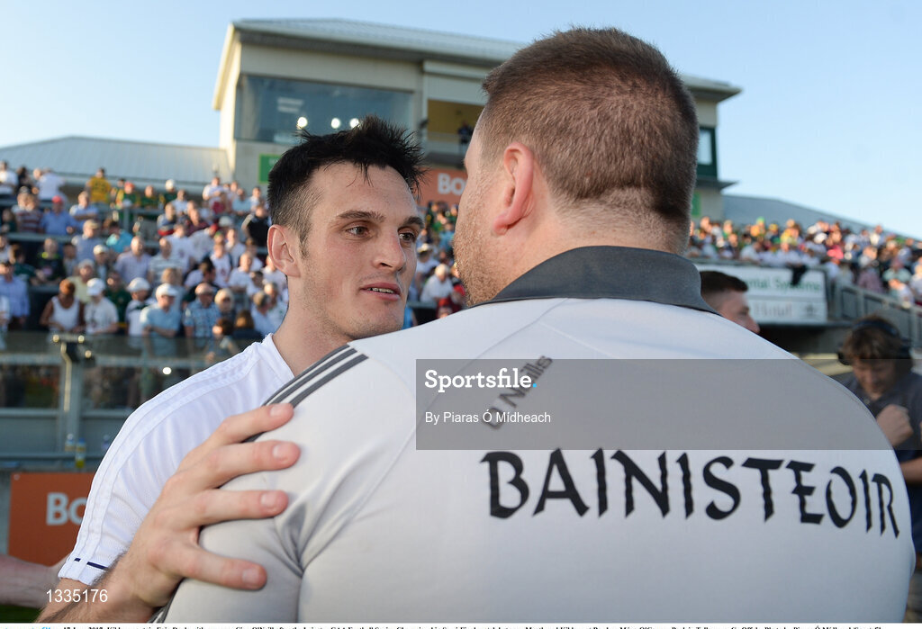 17 June 2017; Kildare captain Eoin Doyle with manager Cian O'Neill after the Leinster GAA Football Senior Championship Semi-Final match between Meath and Kildare at Bord na Móna O'Connor Park in Tullamore, Co Offaly. Photo by Piaras Ó Mídheach/Sportsfile