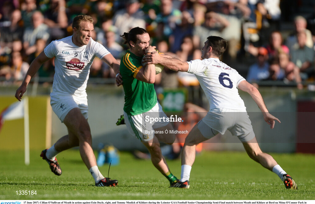 17 June 2017; Cillian O’Sullivan of Meath in action against Eoin Doyle, right, and Tommy Moolick of Kildare during the Leinster GAA Football Senior Championship Semi-Final match between Meath and Kildare at Bord na Móna O'Connor Park in Tullamore, Co Offaly. Photo by Piaras Ó Mídheach/Sportsfile