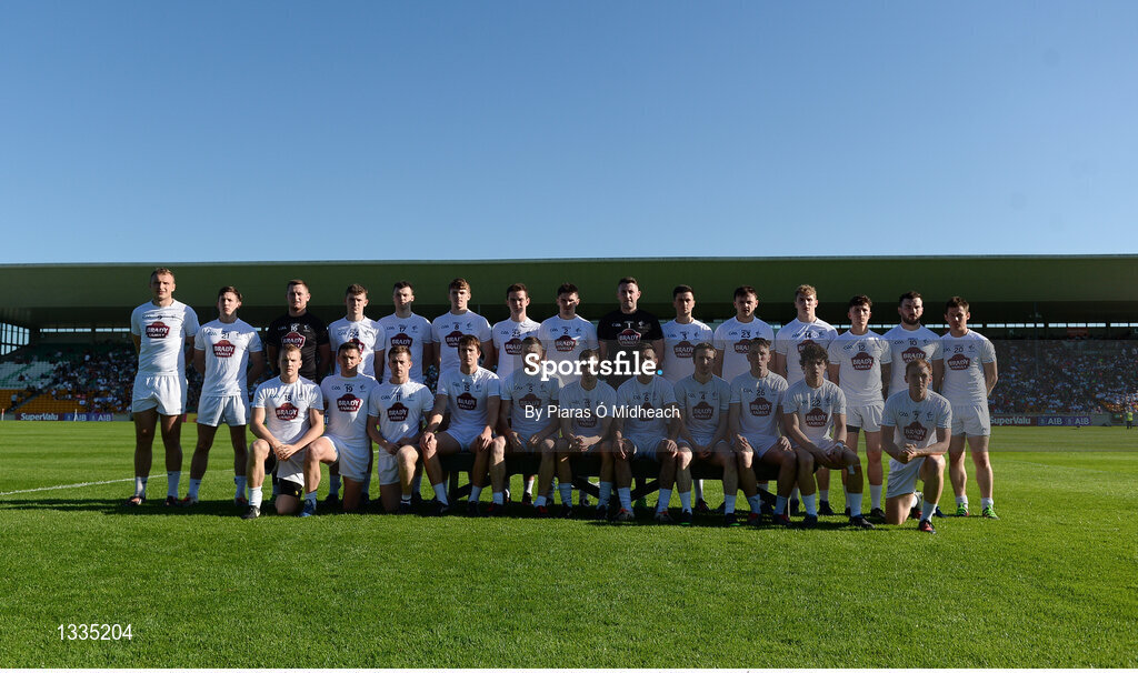 17 June 2017; The Kildare squad before the Leinster GAA Football Senior Championship Semi-Final match between Meath and Kildare at Bord na Móna O'Connor Park in Tullamore, Co Offaly. Photo by Piaras Ó Mídheach/Sportsfile