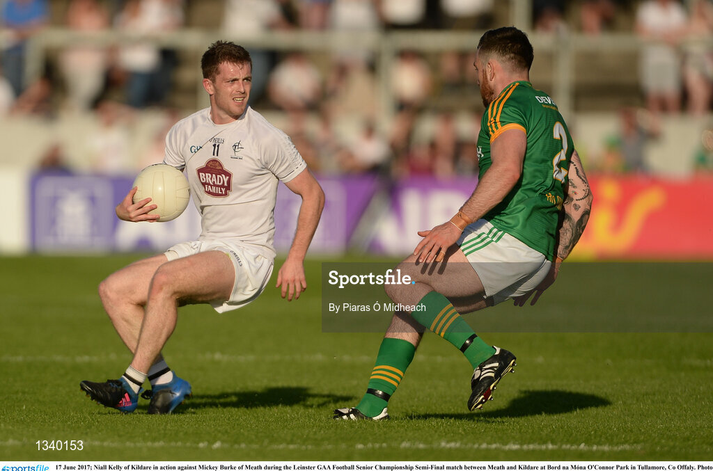 17 June 2017; Niall Kelly of Kildare in action against Mickey Burke of Meath during the Leinster GAA Football Senior Championship Semi-Final match between Meath and Kildare at Bord na Móna O'Connor Park in Tullamore, Co Offaly. Photo by Piaras Ó Mídheach/Sportsfile